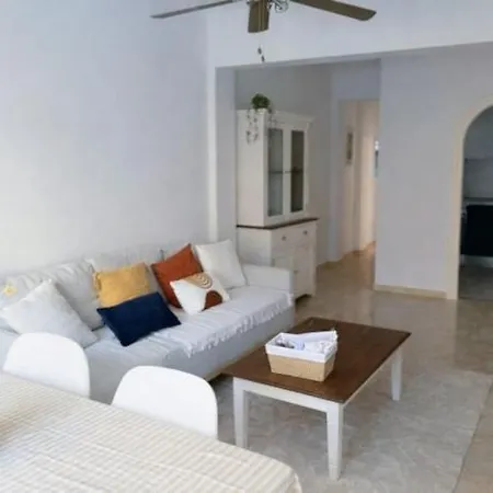Apartamento Amplio Piso Con Terraza Cerca De La Playa