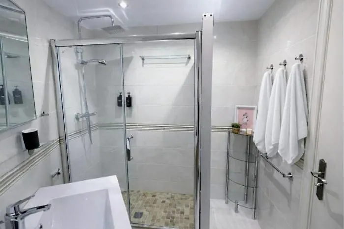 Apartamento Amplio Piso Con Terraza Cerca De La Playa